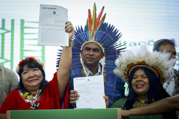 A presidente da Funai, Joenia Wapichana, o secretário de Saúde Indígena, Weibe Tapeba, e a ministra dos Povos Indígenas, Sonia Guajajara, comemoram demarcações na COP30